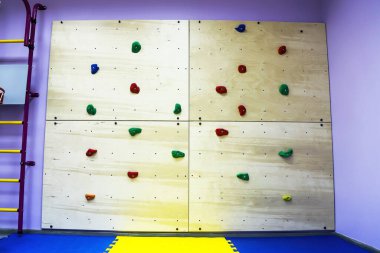 Özel çocuklarla çalışmak ve spor yapmak için çocuk merkezinin duvarına tırmanmak.