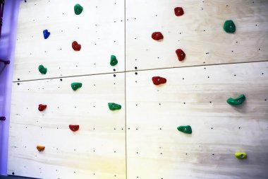 Özel çocuklarla çalışmak ve spor yapmak için çocuk merkezinin duvarına tırmanmak.