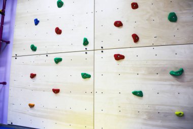 Özel çocuklarla çalışmak ve spor yapmak için çocuk merkezinin duvarına tırmanmak.