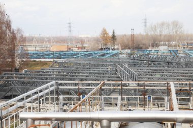 Su arıtma sisteminde vanaları ve tıkaçları olan su arıtma tesisleri.