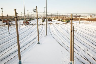 Yük trenleri için tren istasyonu. Rusya, Tyumen. Kış