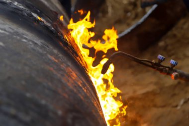 Gaz kesme ile çalışmak, boruları ateşle kesmek için özel yetenek gerektirir..