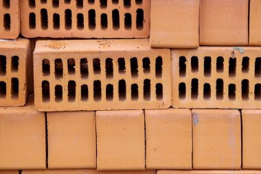 Kırmızı karamik tuğla duvar ustası çok düzgün yerleştirilmiş.