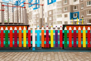 Çocukların okuması için bahçede kalemlerden yapılmış bir çit.