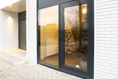 Yoldan geçenler Noel ve Yeni Yıl 'ın sembolü olan köknar ağacına sevgiyle baksın.