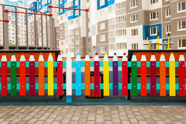 Çocukların okuması için bahçede kalemlerden yapılmış bir çit.