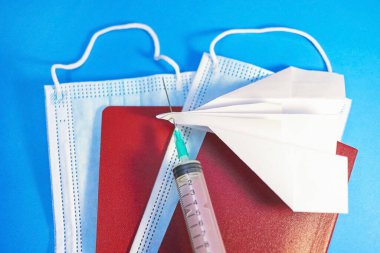 Aşı ve şırınga, yüz maskesi, kağıt uçak - Avrupa ülkeleri arasında yeni turizm ve seyahat kuralları kavramı. Odaklanma yok, bulanık