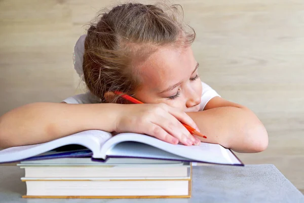 Kız Ödevini Yaparken Kitapların Üzerinde Uyuyakaldı — Stok fotoğraf