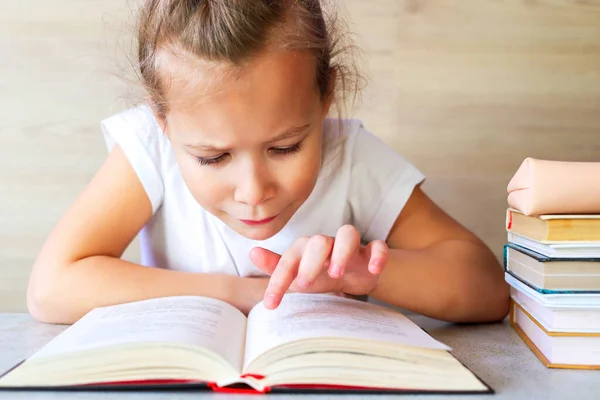 Liseli Kız Okuldan Sonra Çok Şey Öğrenmek Için Kitap Okur — Stok fotoğraf