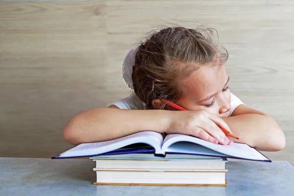 Das Mädchen Schlief Auf Büchern Ein Als Sie Ihre Hausaufgaben — Stockfoto