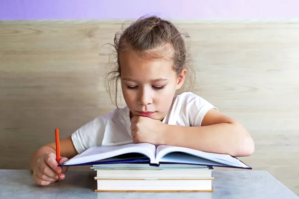 Liseli Kız Okuldan Sonra Çok Şey Öğrenmek Için Kitap Okur — Stok fotoğraf