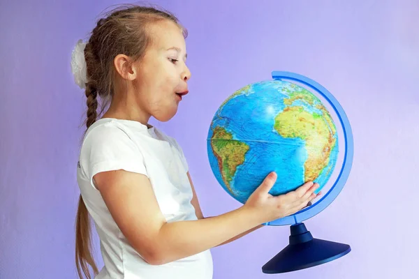 Globus Jest Jednym Głównych Elementów Edukacji Dla Dziecka Dziewczynki — Zdjęcie stockowe