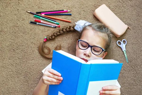 Ein Mädchen Auf Dem Boden Liest Ein Buch Wenn Müde — Stockfoto