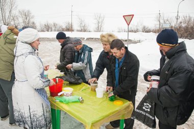Tyumen. - Rusya. 14 Şubat 2016. Sadaka evi. Serseriler ve dilenciler için yardım, günde bir kez bedavaya yemek.
