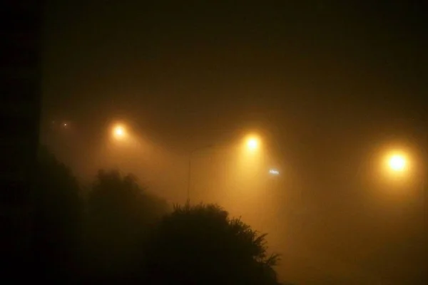 Νύχτα Ομίχλη Στην Πόλη Έντονο Φως Των Φανών Του Δρόμου — Φωτογραφία Αρχείου
