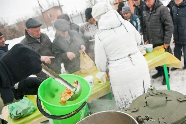 Tyumen. - Rusya. 14 Şubat 2016. Sadaka evi. Serseriler ve dilenciler için yardım, günde bir kez bedavaya yemek.