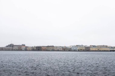 Demirden ve taştan yapılmış soğuk bir sonbahar köprüsünden yaklaşan kışın dondurucu nehrine uzanan ıssız bir manzara.