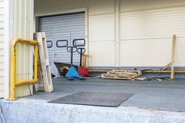 Teslimat hizmetinin toptan satış üssü ve sanayi ve küçük, orta ve büyük işletmeler için büyük ölçekli kargo