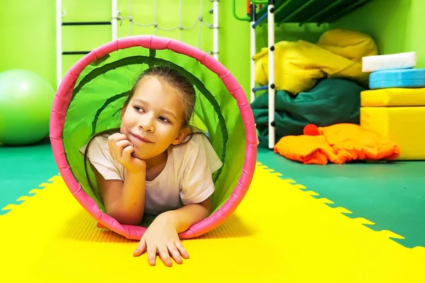 Niña Una Habitación Especial Juega Trabaja Equipos Para Tratamiento Problemas — Foto de Stock