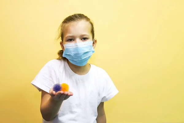Одинокий Ребенок Восприимчив Инфекции Коронавирусом Показывает Примере Игры Мяч Шипами — стоковое фото