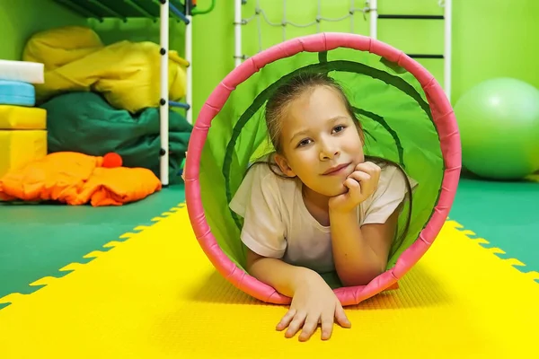 Menina Criança Uma Sala Especial Joga Trabalha Equipamentos Para Tratamento — Fotografia de Stock