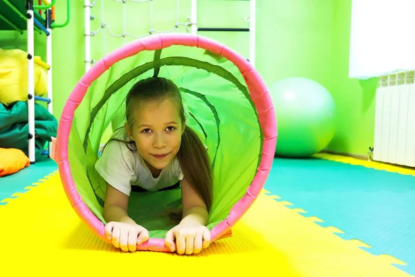 Niña Una Habitación Especial Juega Trabaja Equipos Para Tratamiento Problemas — Foto de Stock