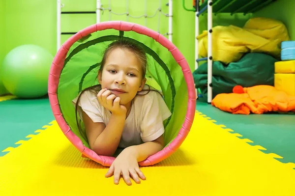 Menina Criança Uma Sala Especial Joga Trabalha Equipamentos Para Tratamento — Fotografia de Stock