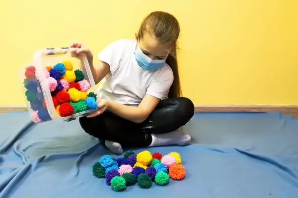 Одинокий Ребенок Восприимчив Инфекции Коронавирусом Показывает Примере Игры Мяч Шипами — стоковое фото