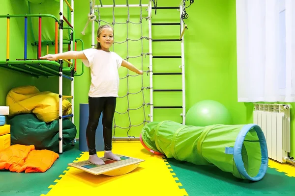 Uma Menina Uma Barra Equilíbrio Centro Infantil Aprende Manter Equilíbrio — Fotografia de Stock