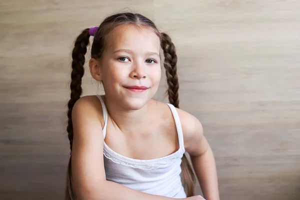 Menina Criança Com Tranças Posando Mostrando Comprimento Seu Belo Cabelo Fotografia De Stock