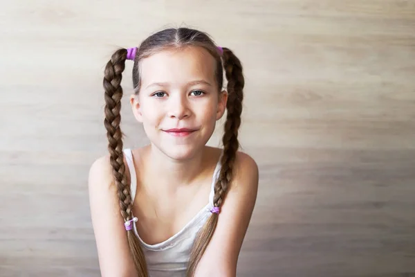 Menina Criança Com Tranças Posando Mostrando Comprimento Seu Belo Cabelo Fotografia De Stock