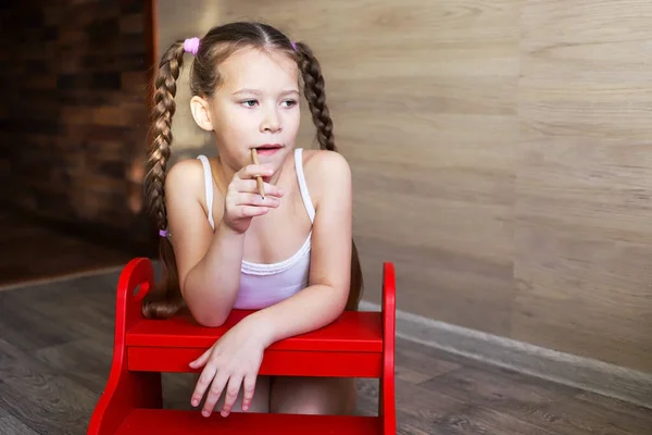 Menina Criança Com Tranças Posando Mostrando Comprimento Seu Belo Cabelo Imagens Royalty-Free