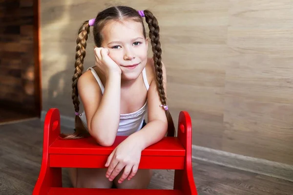 Menina Criança Com Tranças Posando Mostrando Comprimento Seu Belo Cabelo Imagens Royalty-Free
