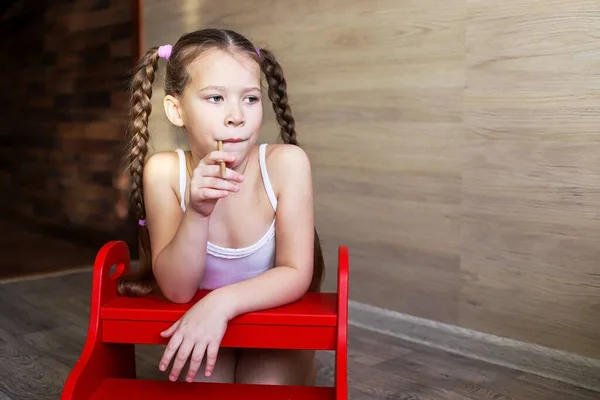 Menina Criança Com Tranças Posando Mostrando Comprimento Seu Belo Cabelo Imagem De Stock