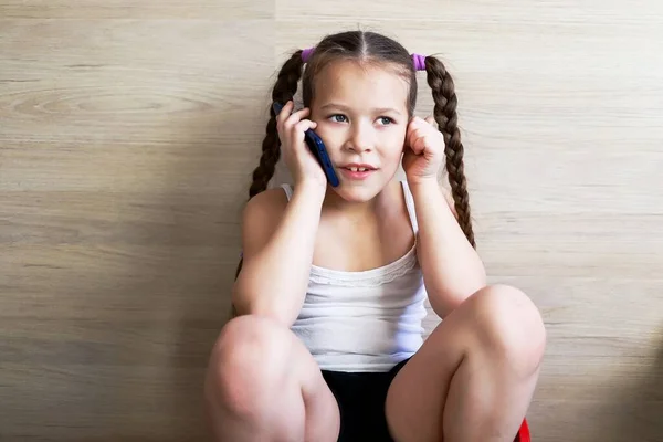 Menina Criança Com Tranças Falando Telefone Recebendo Lição Casa Uma Fotografia De Stock