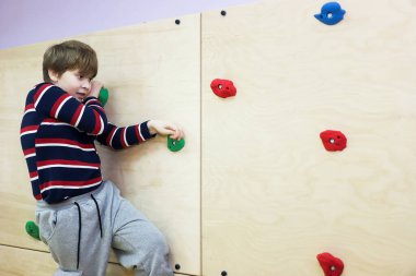 Çocuk, hastalıklı ve gelişimsel engelli çocuklar için bir rehabilitasyon merkezinde tırmanış eğitimi alarak çocuklarla iletişim kurmayı öğrenir.