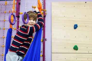 Çocuk, hastalıklı ve gelişimsel engelli çocuklar için bir rehabilitasyon merkezinde tırmanış eğitimi alarak çocuklarla iletişim kurmayı öğrenir.