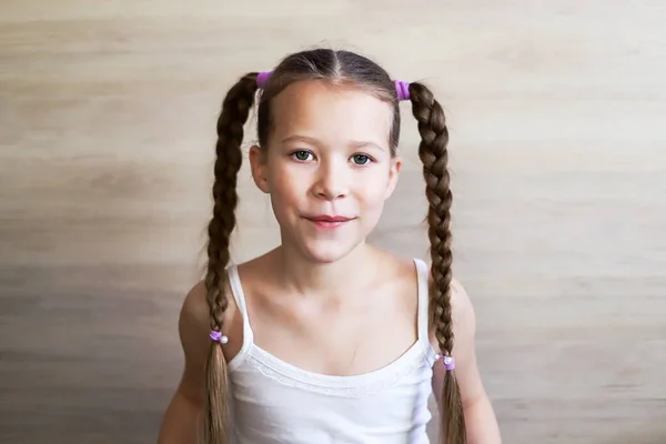 Niña Con Coletas Posando Mostrando Longitud Hermoso Cabello Sobre Fondo —  Fotos de Stock