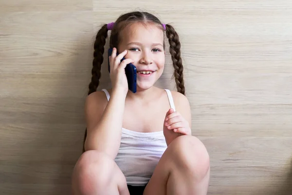 Menina Criança Com Tranças Falando Telefone Recebendo Lição Casa Uma Imagem De Stock