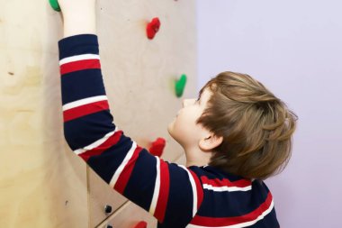 Çocuk, hastalıklı ve gelişimsel engelli çocuklar için bir rehabilitasyon merkezinde tırmanış eğitimi alarak çocuklarla iletişim kurmayı öğrenir.