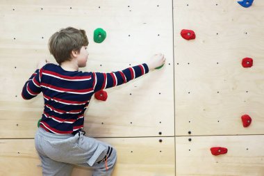 Çocuk, hastalıklı ve gelişimsel engelli çocuklar için bir rehabilitasyon merkezinde tırmanış eğitimi alarak çocuklarla iletişim kurmayı öğrenir.