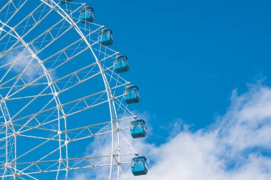 Mavi gökyüzünün altındaki dönme dolabın detaylı görüntüsü.