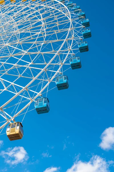 Mavi gökyüzünün altındaki dönme dolabın detaylı görüntüsü.