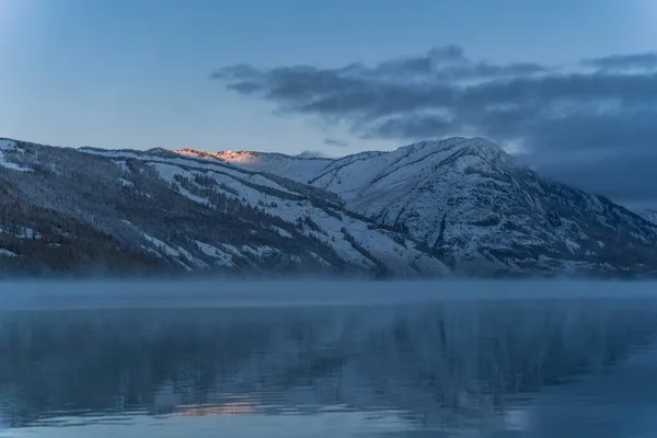 Zimowy Widok Jezioro Kanas Prowincji Xinjiang Chiny Wschodzie Słońca — Zdjęcie stockowe