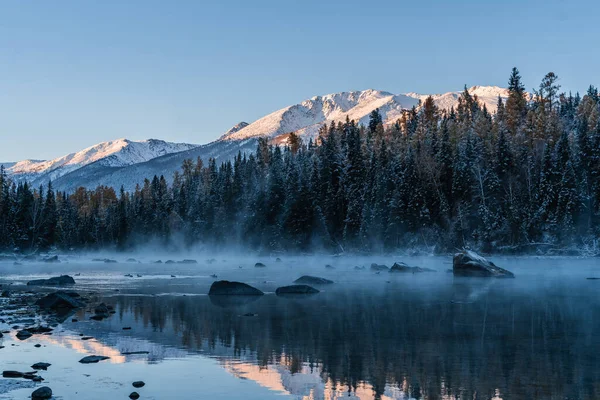 中国新疆喀纳斯湖冬景 日出时分 — 图库照片