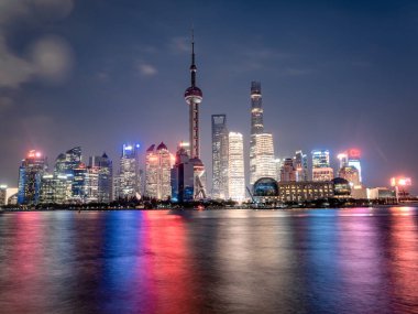 Lujiazui 'nin gece manzarası, Şangay, Çin' deki finans bölgesi..