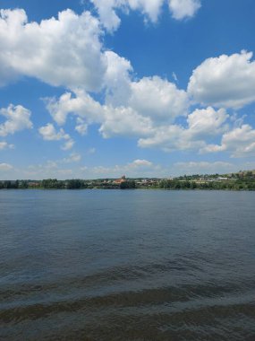 Sahilde parlak bir gökyüzü