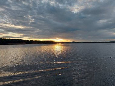 Güneş su yüzeyine yansıyor.