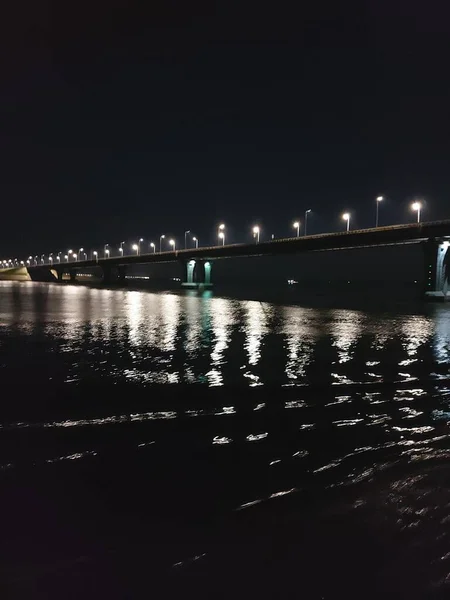 Holofotes Noturnos Refletem Água Criando Caminhos Luz — Fotografia de Stock