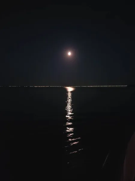 Luminoso Sentiero Lunare Sul Fiume — Foto Stock